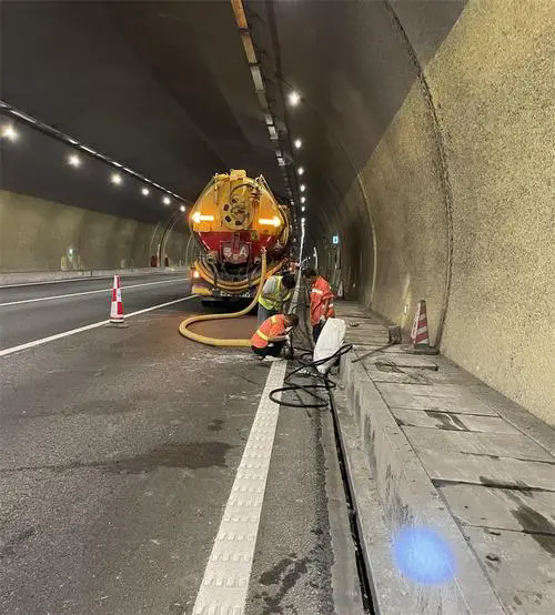 龙门隧道排水渠清淤